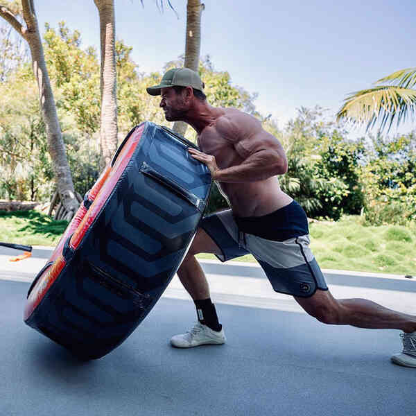 Diễn viên đóng thế của Chris Hemsworth "sấp mặt" vì chàng Thần Sấm nhà Marvel ngày càng đô con hơn