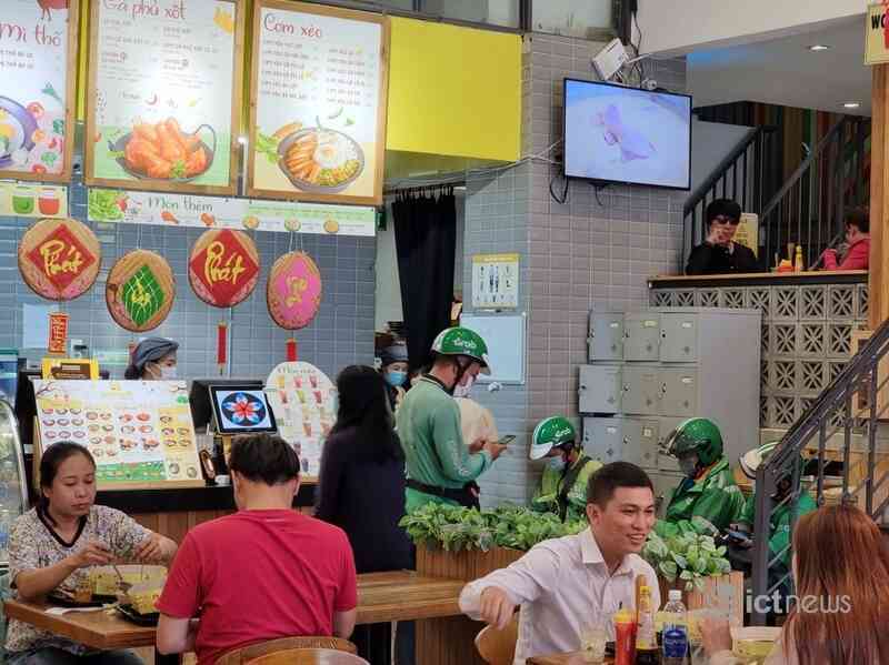 Giới trẻ TP.HCM làm tiệc tân niên không cần nấu nướng