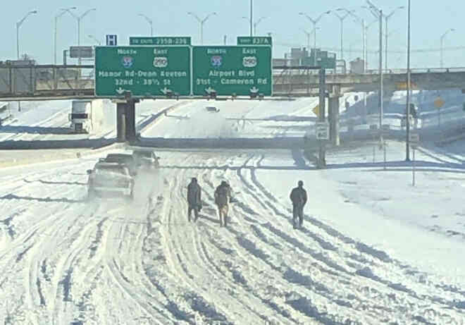 Loạt ảnh "siêu thực" về giá rét tại Texas: Bể cá hóa đá, tuyết rơi dày làm sập trần nhà