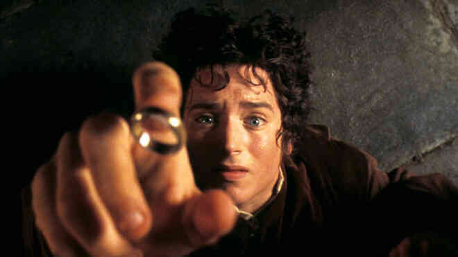 Chàng diễn viên thủ vai “Frodo” cho rằng không nên gọi series sắp ra mắt của Amazon là Lord of the Rings, dù bối cảnh vẫn ở vùng Trung Địa