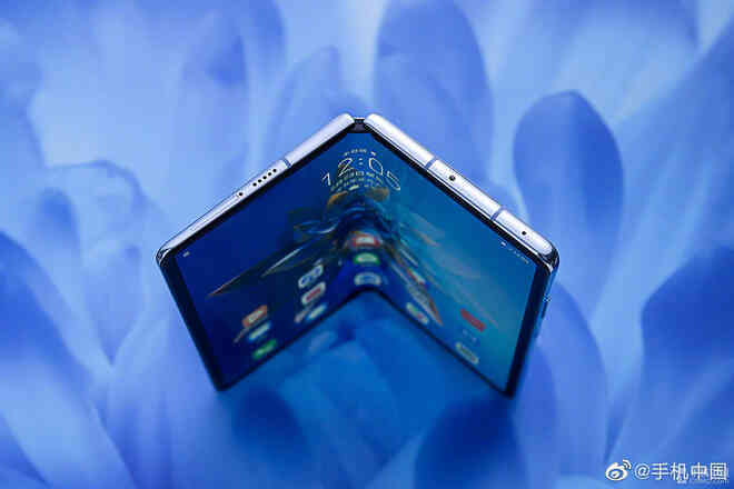 Cận cảnh Huawei Mate X2: Đối thủ xứng tầm của Galaxy Z Fold2 - Ảnh 2. Cận cảnh Huawei Mate X2: Đối thủ xứng tầm của Galaxy Z Fold2 - Ảnh 2.