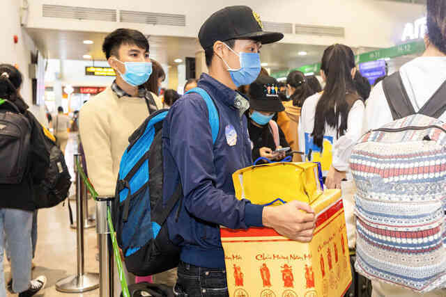 “Mang Tết về nhà”: Khoảnh khắc đoàn viên của những trái tim xa nhà