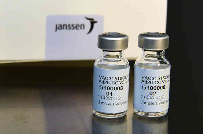 Tại sao Johnson & Johnson đặt cược tới 1 tỷ USD để làm vắc-xin COVID-19 đơn liều và nó cho hiệu quả đến đâu? - Ảnh 2.