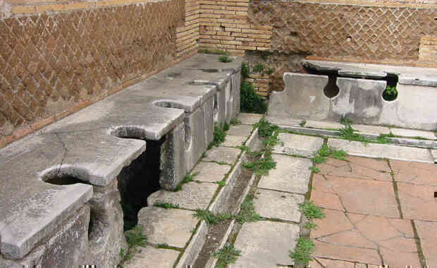 Kinh dị chuyện nhà vệ sinh công cộng thời La Mã, nơi tất cả mọi người chùi chung bằng 1 cái que