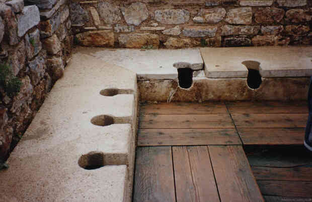 Kinh dị chuyện nhà vệ sinh công cộng thời La Mã, nơi tất cả mọi người chùi chung bằng 1 cái que - Ảnh 2.