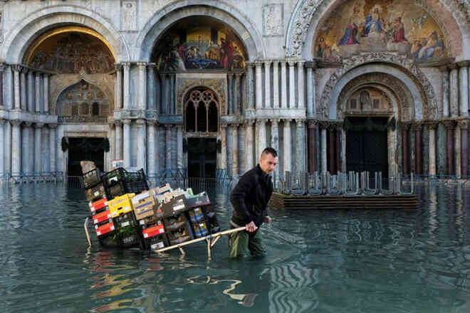 Những con kênh nổi tiếng của Venice đang cạn nước: Hậu quả của biến đổi khí hậu? - Ảnh 2.