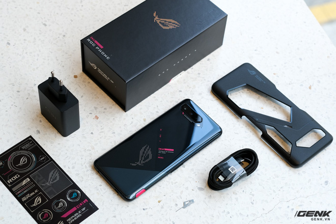 Mở hộp điện thoại "Pay-to-win" ROG Phone 5: Cứ Qualcomm Snapdragon 888 5G cùng 16GB RAM mà chiến!