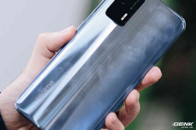 Trên tay Realme GT: Smartphone Snapdragon 888, màn hình AMOLED 120Hz giá rẻ - Ảnh 4.