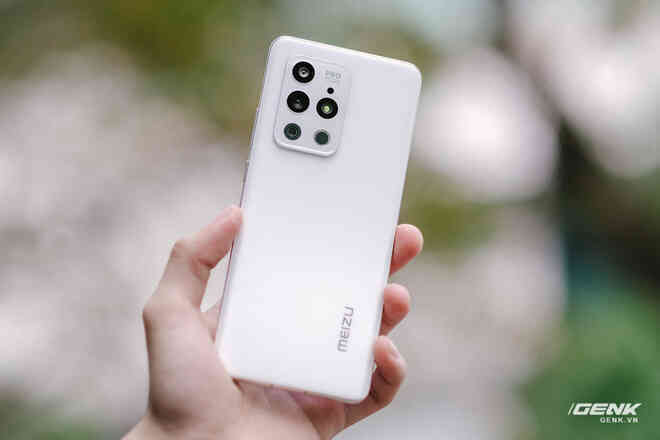 Trên tay Meizu 18 series tại VN: Thiết kế đẹp, màn hình QHD+ 120Hz, Snapdragon 888, giá từ 16.5 triệu đồng - Ảnh 7. Trên tay Meizu 18 series tại VN: Thiết kế đẹp, màn hình QHD+ 120Hz, Snapdragon 888, giá từ 16.5 triệu đồng - Ảnh 7.