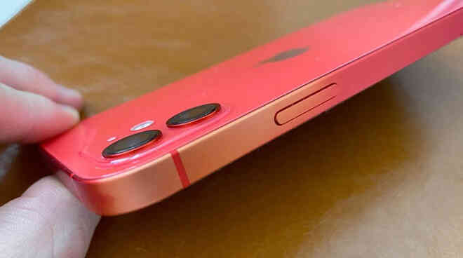 Nhiều mẫu iPhone 11 và iPhone 12 bị bay màu, lộ khung nhôm