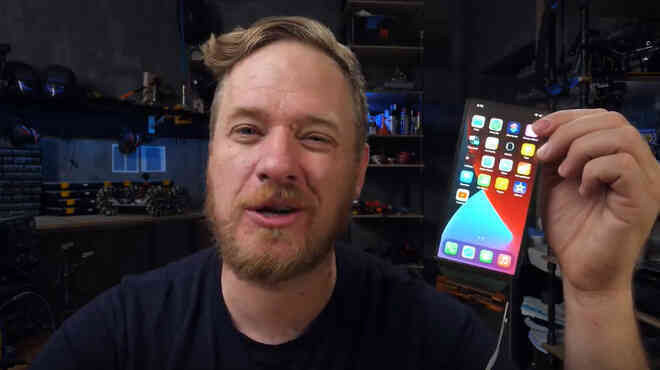 Apple còn chưa ra mắt nhưng thanh niên này đã thử tự chế một chiếc iPhone màn hình gập của riêng mình