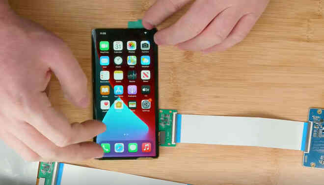 Apple còn chưa ra mắt nhưng thanh niên này đã thử tự chế một chiếc iPhone màn hình gập của riêng mình - Ảnh 2. Apple còn chưa ra mắt nhưng thanh niên này đã thử tự chế một chiếc iPhone màn hình gập của riêng mình - Ảnh 2.