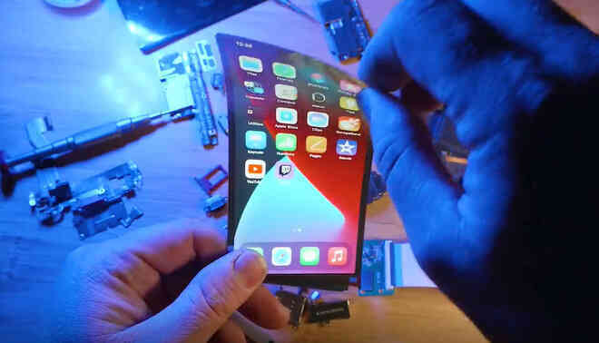 Apple còn chưa ra mắt nhưng thanh niên này đã thử tự chế một chiếc iPhone màn hình gập của riêng mình - Ảnh 3. Apple còn chưa ra mắt nhưng thanh niên này đã thử tự chế một chiếc iPhone màn hình gập của riêng mình - Ảnh 3.