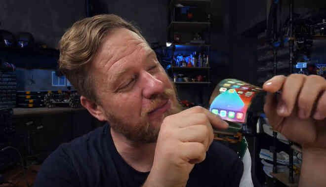 Apple còn chưa ra mắt nhưng thanh niên này đã thử tự chế một chiếc iPhone màn hình gập của riêng mình - Ảnh 4. Apple còn chưa ra mắt nhưng thanh niên này đã thử tự chế một chiếc iPhone màn hình gập của riêng mình - Ảnh 4.