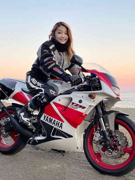 Nhật Bản: Cư dân mạng ngã ngửa với nữ biker xinh đẹp thực chất lại là 1 ông chú 50 tuổi giả gái bằng FaceApp - Ảnh 2. Nhật Bản: Cư dân mạng ngã ngửa với nữ biker xinh đẹp thực chất lại là 1 ông chú 50 tuổi giả gái bằng FaceApp - Ảnh 2.