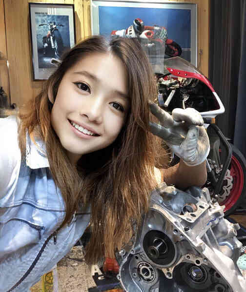 Nhật Bản: Cư dân mạng ngã ngửa với nữ biker xinh đẹp thực chất lại là 1 ông chú 50 tuổi giả gái bằng FaceApp - Ảnh 3. Nhật Bản: Cư dân mạng ngã ngửa với nữ biker xinh đẹp thực chất lại là 1 ông chú 50 tuổi giả gái bằng FaceApp - Ảnh 3.