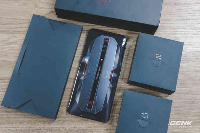 Trên tay Red Magic 6 Pro: Điện thoại gaming Snapdragon 888, màn hình 165Hz, sạc nhanh 120W cực khủng - Ảnh 3. Trên tay Red Magic 6 Pro: Điện thoại gaming Snapdragon 888, màn hình 165Hz, sạc nhanh 120W cực khủng - Ảnh 3.