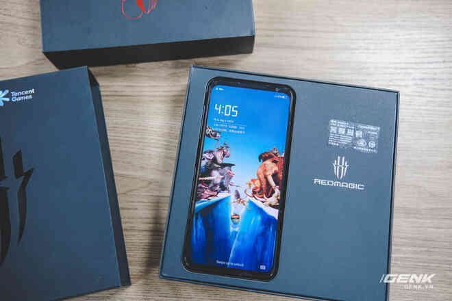 Trên tay Red Magic 6 Pro: Điện thoại gaming Snapdragon 888, màn hình 165Hz, sạc nhanh 120W cực khủng - Ảnh 7. Trên tay Red Magic 6 Pro: Điện thoại gaming Snapdragon 888, màn hình 165Hz, sạc nhanh 120W cực khủng - Ảnh 7.