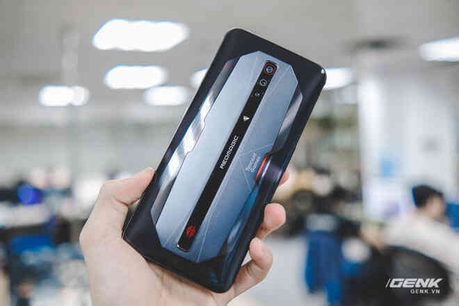 Trên tay Red Magic 6 Pro: Điện thoại gaming Snapdragon 888, màn hình 165Hz, sạc nhanh 120W cực khủng - Ảnh 9. Trên tay Red Magic 6 Pro: Điện thoại gaming Snapdragon 888, màn hình 165Hz, sạc nhanh 120W cực khủng - Ảnh 9.