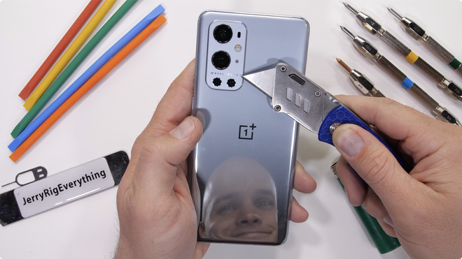 Thử nghiệm độ bền OnePlus 9 Pro: Hoàn thiện cao cấp, khó bị bẻ cong