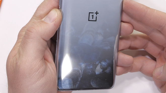 Thử nghiệm độ bền OnePlus 9 Pro: Hoàn thiện cao cấp, khó bị bẻ cong - Ảnh 2. Thử nghiệm độ bền OnePlus 9 Pro: Hoàn thiện cao cấp, khó bị bẻ cong - Ảnh 2.