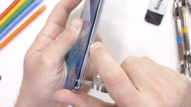 Thử nghiệm độ bền OnePlus 9 Pro: Hoàn thiện cao cấp, khó bị bẻ cong - Ảnh 11. Thử nghiệm độ bền OnePlus 9 Pro: Hoàn thiện cao cấp, khó bị bẻ cong - Ảnh 11.