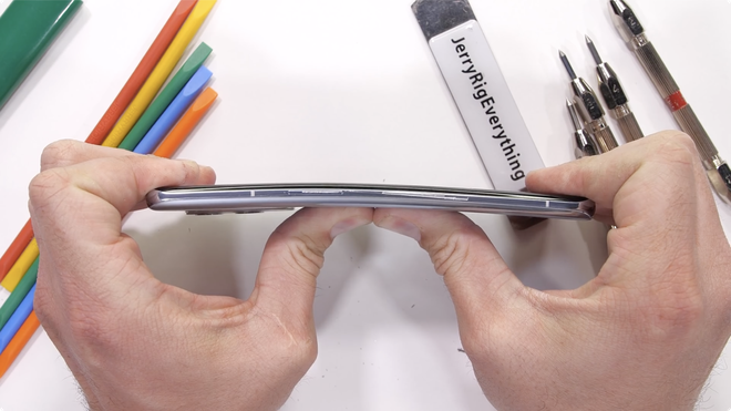 Thử nghiệm độ bền OnePlus 9 Pro: Hoàn thiện cao cấp, khó bị bẻ cong - Ảnh 12. Thử nghiệm độ bền OnePlus 9 Pro: Hoàn thiện cao cấp, khó bị bẻ cong - Ảnh 12.