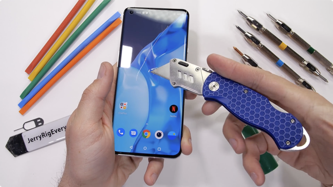 Thử nghiệm độ bền OnePlus 9 Pro: Hoàn thiện cao cấp, khó bị bẻ cong - Ảnh 3. Thử nghiệm độ bền OnePlus 9 Pro: Hoàn thiện cao cấp, khó bị bẻ cong - Ảnh 3.