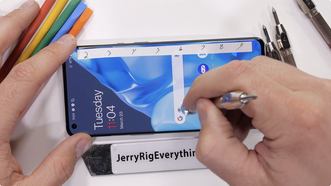 Thử nghiệm độ bền OnePlus 9 Pro: Hoàn thiện cao cấp, khó bị bẻ cong - Ảnh 4. Thử nghiệm độ bền OnePlus 9 Pro: Hoàn thiện cao cấp, khó bị bẻ cong - Ảnh 4.