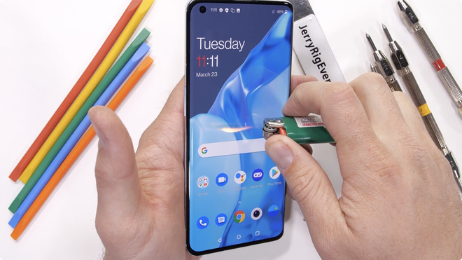Thử nghiệm độ bền OnePlus 9 Pro: Hoàn thiện cao cấp, khó bị bẻ cong - Ảnh 8. Thử nghiệm độ bền OnePlus 9 Pro: Hoàn thiện cao cấp, khó bị bẻ cong - Ảnh 8.