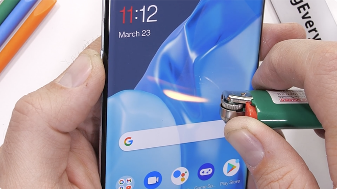 Thử nghiệm độ bền OnePlus 9 Pro: Hoàn thiện cao cấp, khó bị bẻ cong - Ảnh 9. Thử nghiệm độ bền OnePlus 9 Pro: Hoàn thiện cao cấp, khó bị bẻ cong - Ảnh 9.