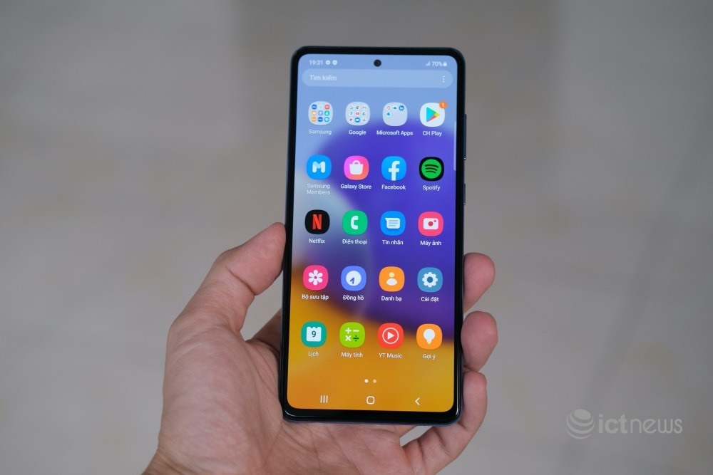 Cận cảnh Galaxy A72: Thêm khả năng chống nước, camera 64MP