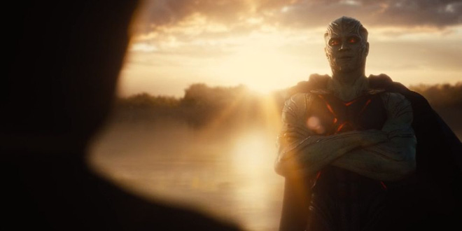 Tại sao Martian Manhunter khoanh tay đứng nhìn Batman và những người bạn chiến đấu suốt 2 phần phim? - Ảnh 2. Tại sao Martian Manhunter khoanh tay đứng nhìn Batman và những người bạn chiến đấu suốt 2 phần phim? - Ảnh 2.