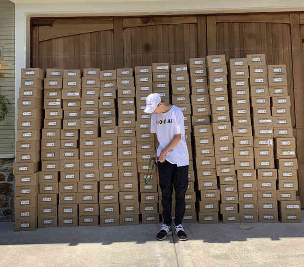 Mẹ còng lưng làm phó chủ tịch Nike, con tuồn giày ra chợ đen bán khiến mẹ mất chức