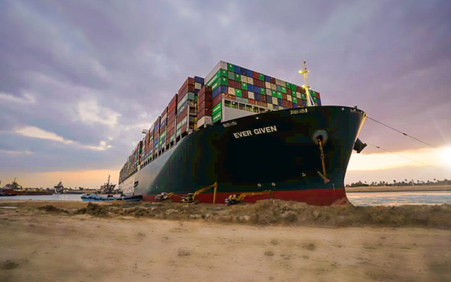 Học thuyết kinh tế trong cú đâm của EverGiven vào kênh đào Suez: Sự bất hợp lý của những con tàu hàng siêu to siêu khổng lồ - Ảnh 2. Học thuyết kinh tế trong cú đâm của EverGiven vào kênh đào Suez: Sự bất hợp lý của những con tàu hàng siêu to siêu khổng lồ - Ảnh 2.