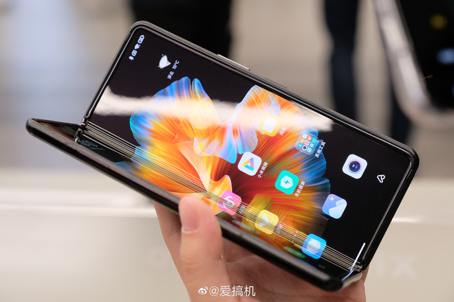 Cận cảnh Xiaomi Mi MIX Fold: Thiết kế gập giống Galaxy Z Fold2, giá chỉ từ 35 triệu thì có gì khác biệt? - Ảnh 2. Cận cảnh Xiaomi Mi MIX Fold: Thiết kế gập giống Galaxy Z Fold2, giá chỉ từ 35 triệu thì có gì khác biệt? - Ảnh 2.