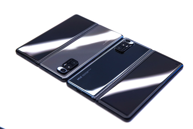 Cận cảnh Xiaomi Mi MIX Fold: Thiết kế gập giống Galaxy Z Fold2, giá chỉ từ 35 triệu thì có gì khác biệt? - Ảnh 11. Cận cảnh Xiaomi Mi MIX Fold: Thiết kế gập giống Galaxy Z Fold2, giá chỉ từ 35 triệu thì có gì khác biệt? - Ảnh 11.
