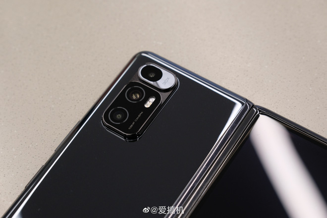 Cận cảnh Xiaomi Mi MIX Fold: Thiết kế gập giống Galaxy Z Fold2, giá chỉ từ 35 triệu thì có gì khác biệt? - Ảnh 12. Cận cảnh Xiaomi Mi MIX Fold: Thiết kế gập giống Galaxy Z Fold2, giá chỉ từ 35 triệu thì có gì khác biệt? - Ảnh 12.