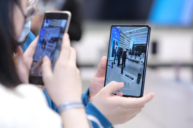 Cận cảnh Xiaomi Mi MIX Fold: Thiết kế gập giống Galaxy Z Fold2, giá chỉ từ 35 triệu thì có gì khác biệt? - Ảnh 13. Cận cảnh Xiaomi Mi MIX Fold: Thiết kế gập giống Galaxy Z Fold2, giá chỉ từ 35 triệu thì có gì khác biệt? - Ảnh 13.