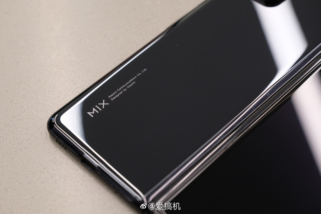 Cận cảnh Xiaomi Mi MIX Fold: Thiết kế gập giống Galaxy Z Fold2, giá chỉ từ 35 triệu thì có gì khác biệt? - Ảnh 14. Cận cảnh Xiaomi Mi MIX Fold: Thiết kế gập giống Galaxy Z Fold2, giá chỉ từ 35 triệu thì có gì khác biệt? - Ảnh 14.