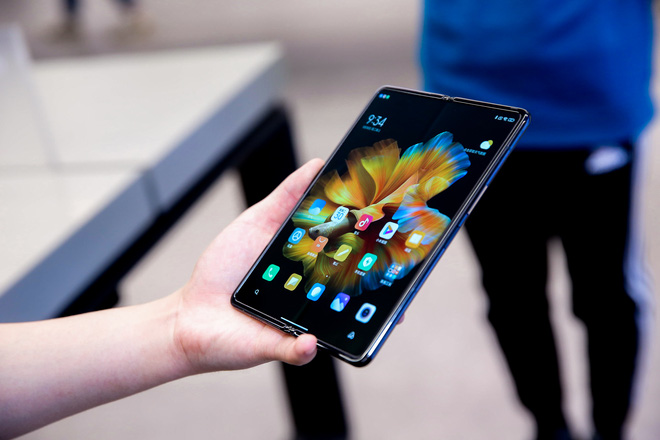 Cận cảnh Xiaomi Mi MIX Fold: Thiết kế gập giống Galaxy Z Fold2, giá chỉ từ 35 triệu thì có gì khác biệt? - Ảnh 15. Cận cảnh Xiaomi Mi MIX Fold: Thiết kế gập giống Galaxy Z Fold2, giá chỉ từ 35 triệu thì có gì khác biệt? - Ảnh 15.