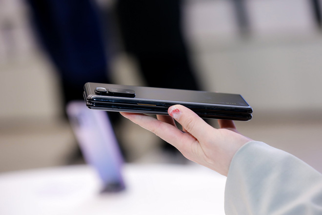 Cận cảnh Xiaomi Mi MIX Fold: Thiết kế gập giống Galaxy Z Fold2, giá chỉ từ 35 triệu thì có gì khác biệt? - Ảnh 16. Cận cảnh Xiaomi Mi MIX Fold: Thiết kế gập giống Galaxy Z Fold2, giá chỉ từ 35 triệu thì có gì khác biệt? - Ảnh 16.