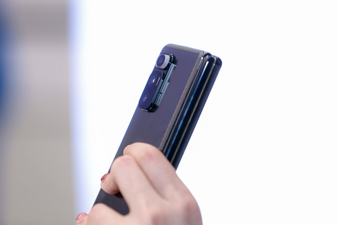 Cận cảnh Xiaomi Mi MIX Fold: Thiết kế gập giống Galaxy Z Fold2, giá chỉ từ 35 triệu thì có gì khác biệt? - Ảnh 17. Cận cảnh Xiaomi Mi MIX Fold: Thiết kế gập giống Galaxy Z Fold2, giá chỉ từ 35 triệu thì có gì khác biệt? - Ảnh 17.