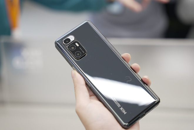 Cận cảnh Xiaomi Mi MIX Fold: Thiết kế gập giống Galaxy Z Fold2, giá chỉ từ 35 triệu thì có gì khác biệt? - Ảnh 18. Cận cảnh Xiaomi Mi MIX Fold: Thiết kế gập giống Galaxy Z Fold2, giá chỉ từ 35 triệu thì có gì khác biệt? - Ảnh 18.