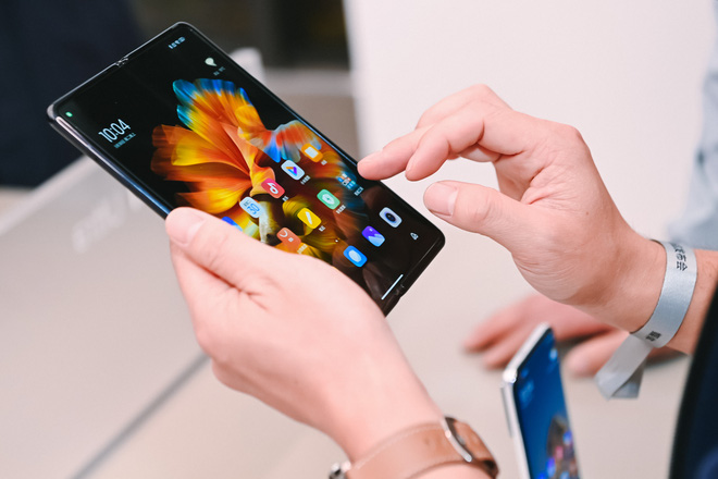 Cận cảnh Xiaomi Mi MIX Fold: Thiết kế gập giống Galaxy Z Fold2, giá chỉ từ 35 triệu thì có gì khác biệt? - Ảnh 4. Cận cảnh Xiaomi Mi MIX Fold: Thiết kế gập giống Galaxy Z Fold2, giá chỉ từ 35 triệu thì có gì khác biệt? - Ảnh 4.