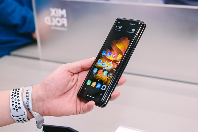 Cận cảnh Xiaomi Mi MIX Fold: Thiết kế gập giống Galaxy Z Fold2, giá chỉ từ 35 triệu thì có gì khác biệt? - Ảnh 6. Cận cảnh Xiaomi Mi MIX Fold: Thiết kế gập giống Galaxy Z Fold2, giá chỉ từ 35 triệu thì có gì khác biệt? - Ảnh 6.