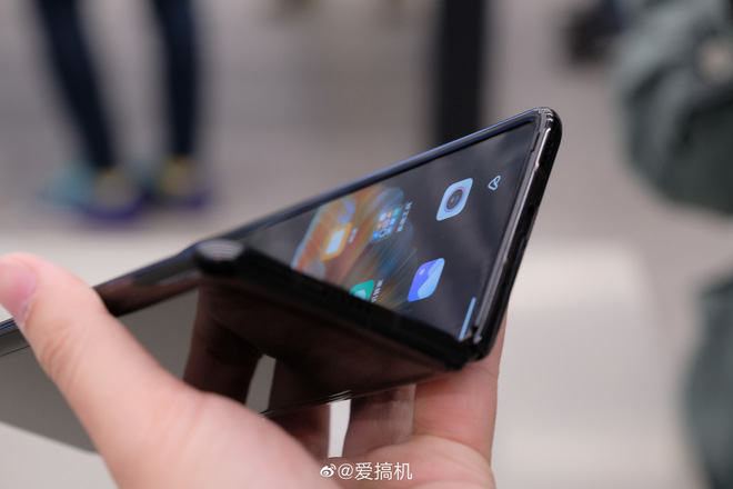 Cận cảnh Xiaomi Mi MIX Fold: Thiết kế gập giống Galaxy Z Fold2, giá chỉ từ 35 triệu thì có gì khác biệt? - Ảnh 8. Cận cảnh Xiaomi Mi MIX Fold: Thiết kế gập giống Galaxy Z Fold2, giá chỉ từ 35 triệu thì có gì khác biệt? - Ảnh 8.