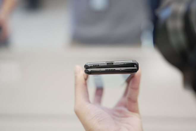 Cận cảnh Xiaomi Mi MIX Fold: Thiết kế gập giống Galaxy Z Fold2, giá chỉ từ 35 triệu thì có gì khác biệt? - Ảnh 9. Cận cảnh Xiaomi Mi MIX Fold: Thiết kế gập giống Galaxy Z Fold2, giá chỉ từ 35 triệu thì có gì khác biệt? - Ảnh 9.