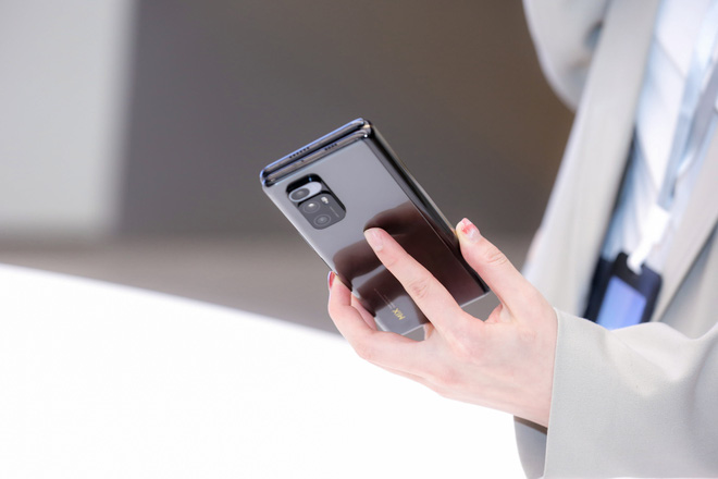 Cận cảnh Xiaomi Mi MIX Fold: Thiết kế gập giống Galaxy Z Fold2, giá chỉ từ 35 triệu thì có gì khác biệt? - Ảnh 10. Cận cảnh Xiaomi Mi MIX Fold: Thiết kế gập giống Galaxy Z Fold2, giá chỉ từ 35 triệu thì có gì khác biệt? - Ảnh 10.