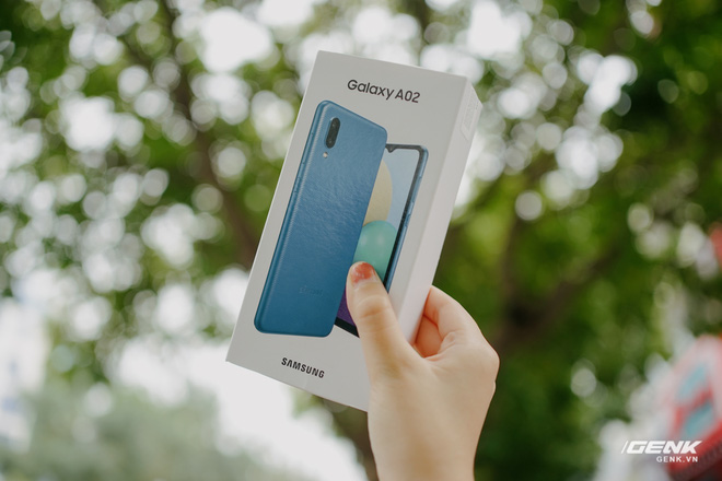 Trên tay Galaxy A02: Smartphone giá rất rẻ, pin rất trâu của Samsung